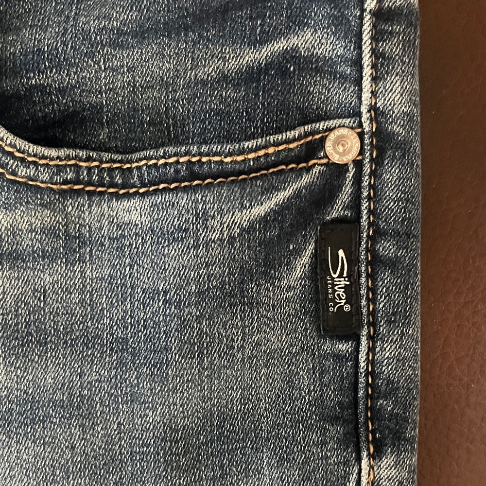 Silver Jeans Classic Blue Denim Capri - Picture 6 of 9